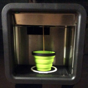 Café coulant dans un gobelet pliant